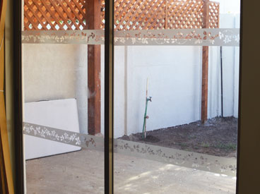 Diseño e Instalación de franjas de seguridad con diseño floral para ventanal de jardín